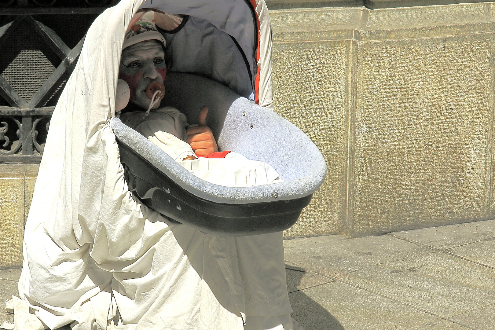 Der Kopf im Kinderwagen