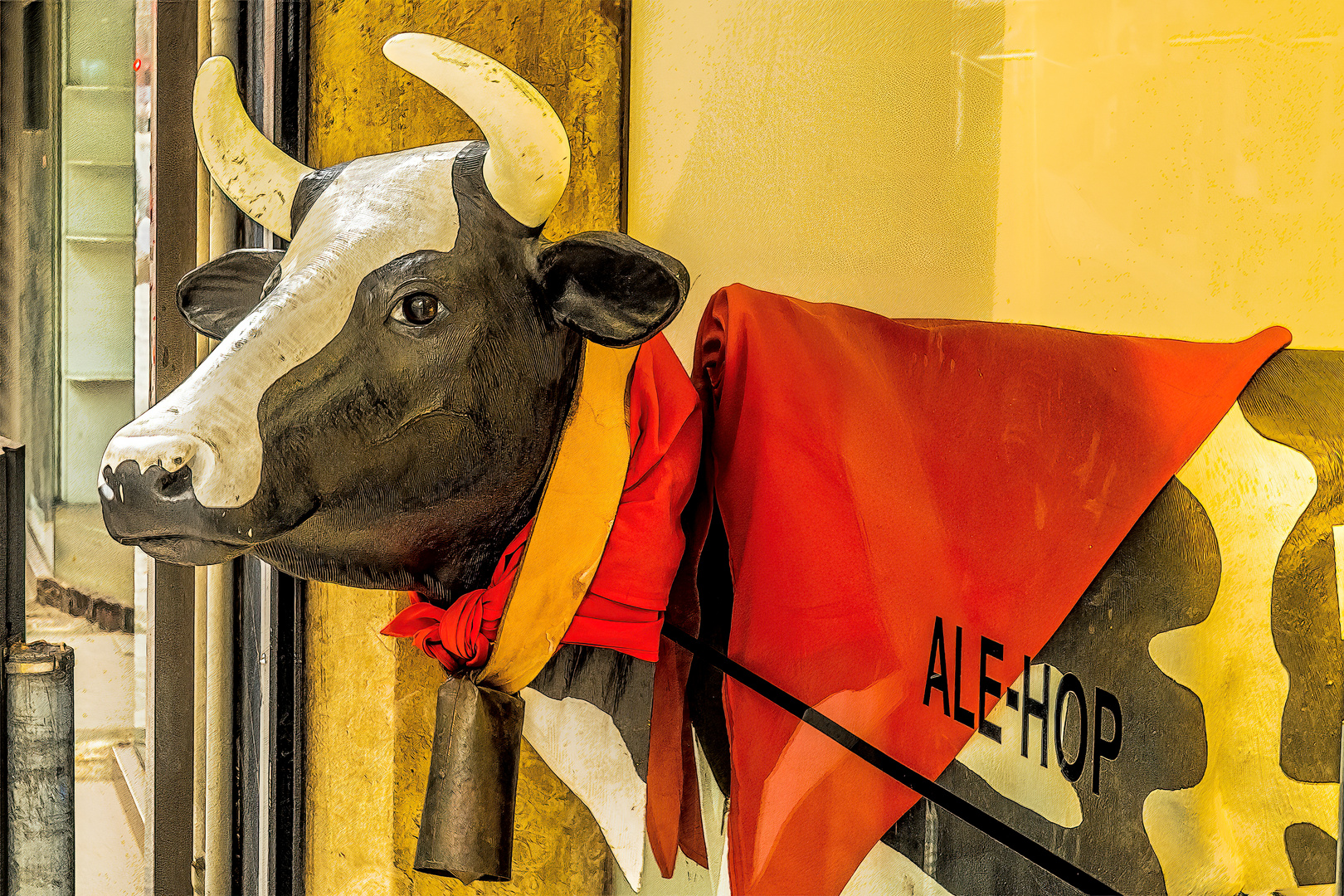 Der Kopf mit Glocke guckt aus dem Schaufenster heraus