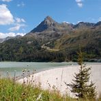 Der Kops-Stausee mit der Staumauer