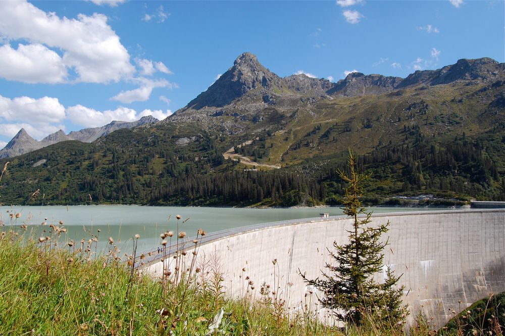 Der Kops-Stausee mit der Staumauer