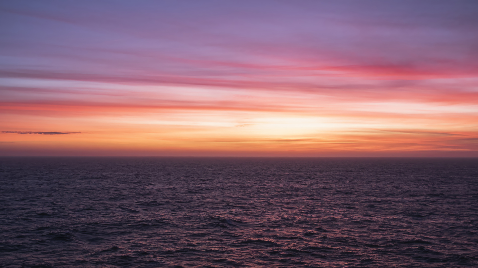 Der Kraftvolle und farbenfrohe Sonnenaufgang an der Nordsee
