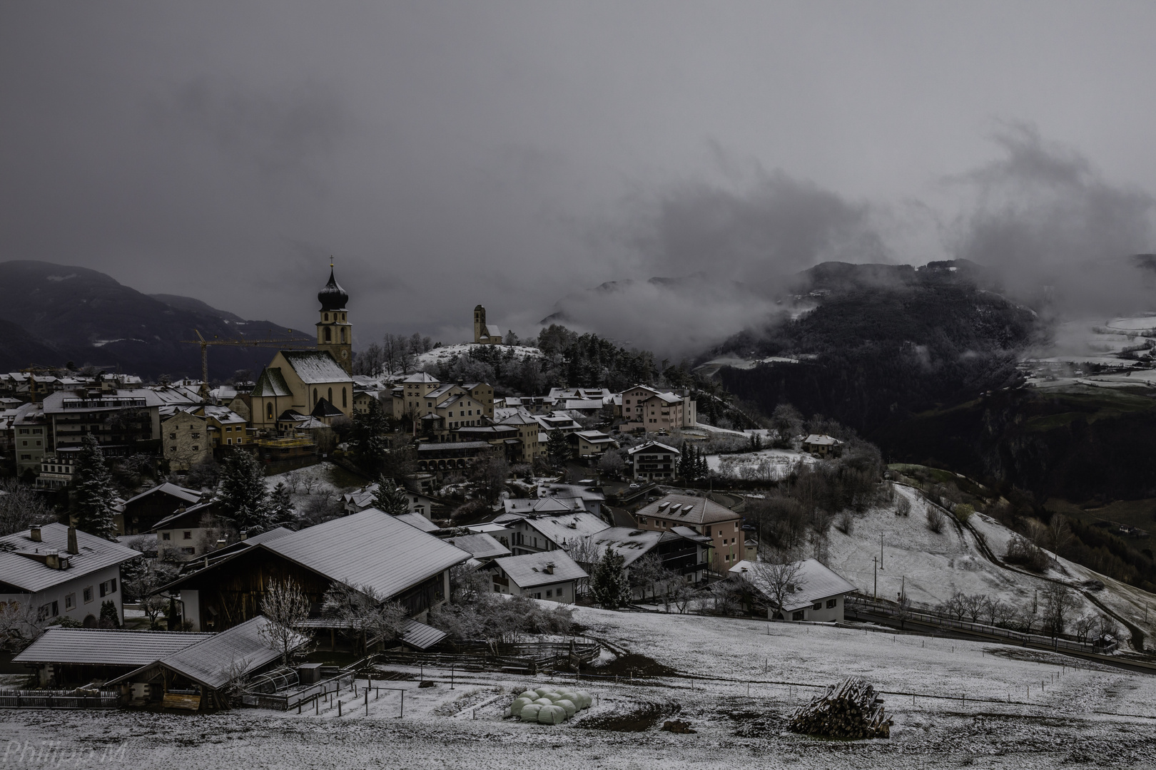 Der  Kran und die Kirche im Dorf unter Puderzucker…