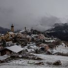 Der  Kran und die Kirche im Dorf unter Puderzucker…