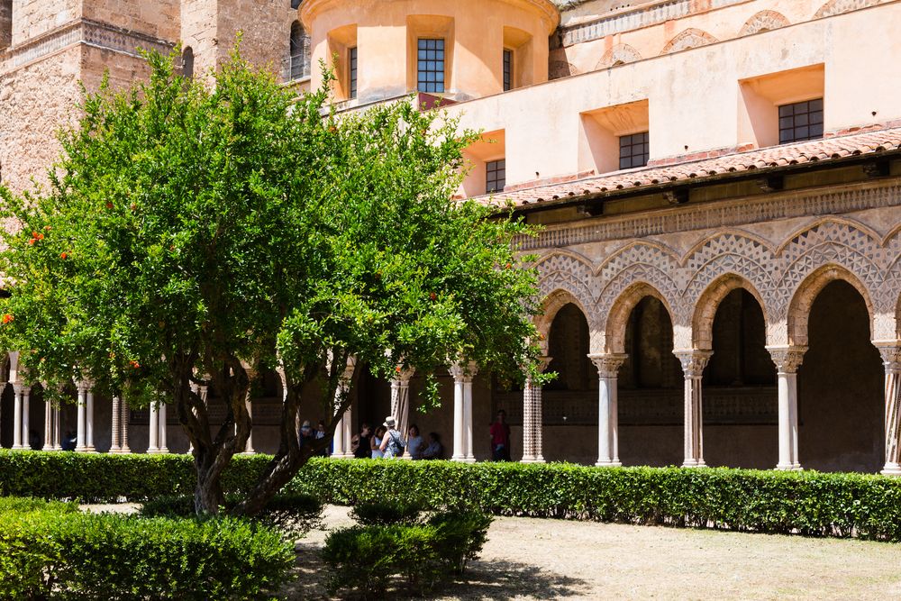 Der Kreuzgang des Doms von Monreale mit Granatapfelbaum