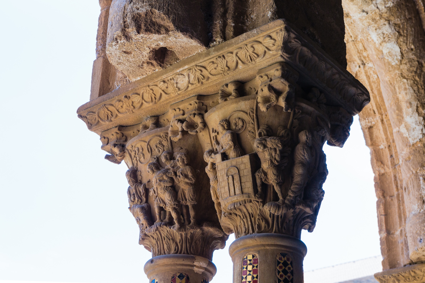 Der Kreuzgang des Doms von Monreale mit Säulenkapitell (2)