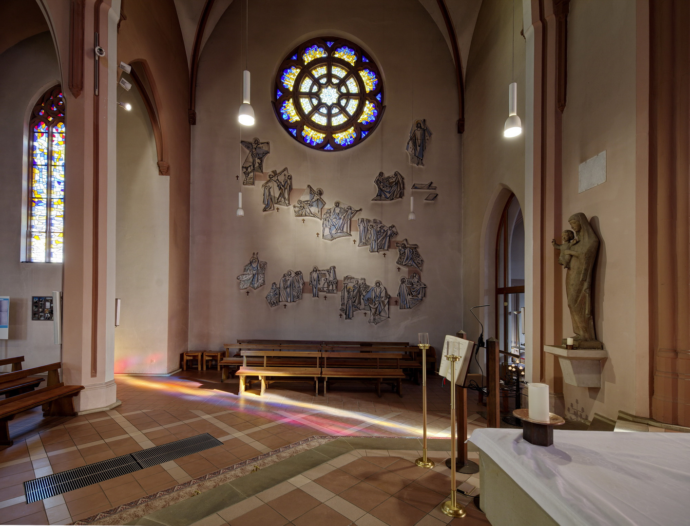 Der Kreuzweg, Wandgestaltung von Robert Propf in der St. Gertrud Kirche in Lutherstadt Eisleben