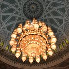 Der Kronleuchter in der Sultan-Quabos- Moschee