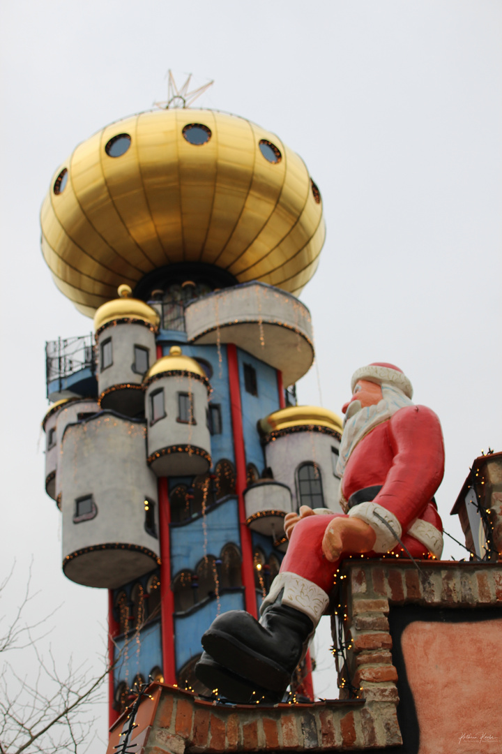 Der Kuchlbauerturm in Abensberg mit Weihnachtsmannblick