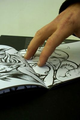 Der Künstler beim Stempeln