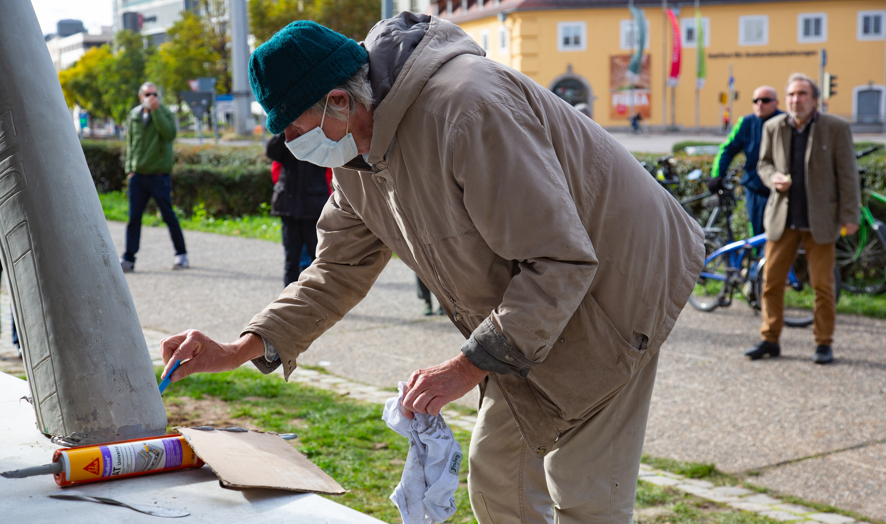 Der Künstler Peter Lenk bei der Fertigstellung