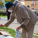 Der Künstler Peter Lenk bei der Fertigstellung