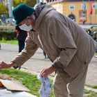 Der Künstler Peter Lenk bei der Fertigstellung