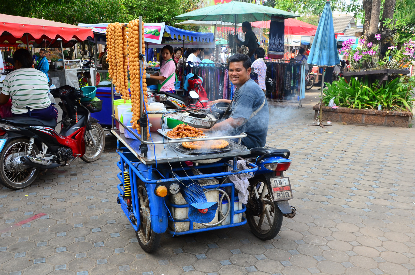 Der Kugelwurstverkäufer in Nong Khai