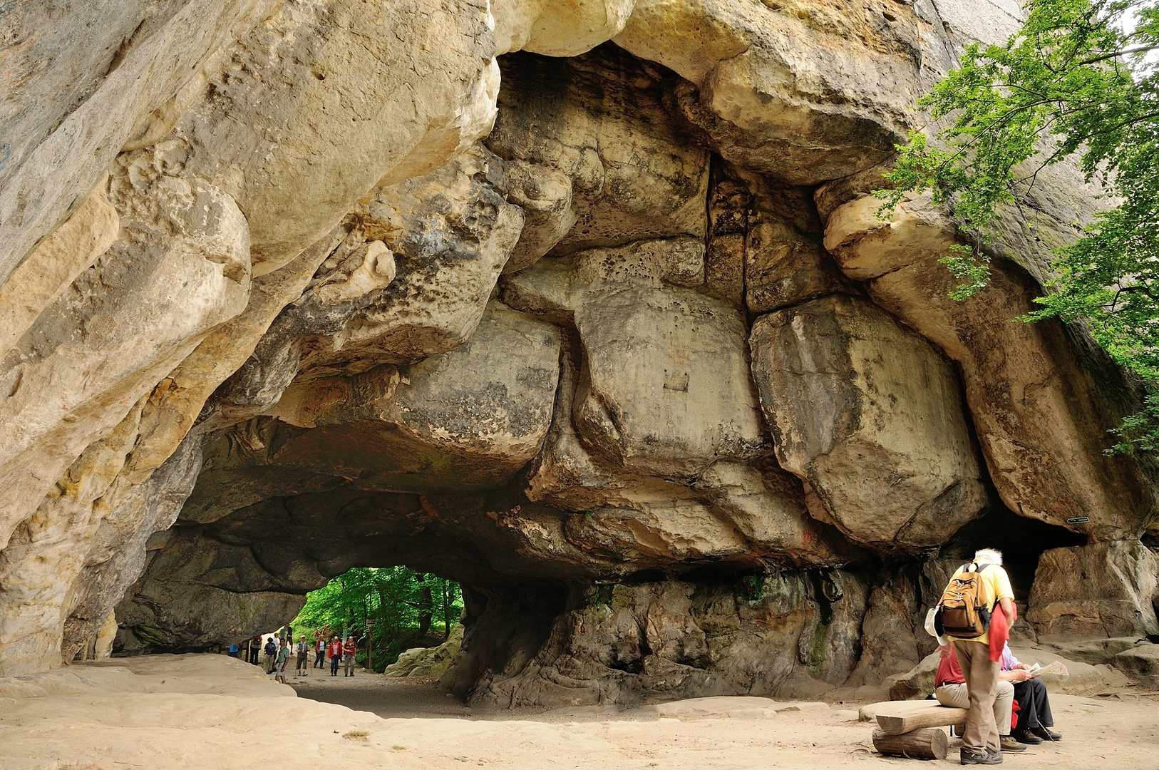 Der Kuhstall ist ein 11 Meter hohes, 17 Meter breites, und 24 Meter tiefes Felsentor,...