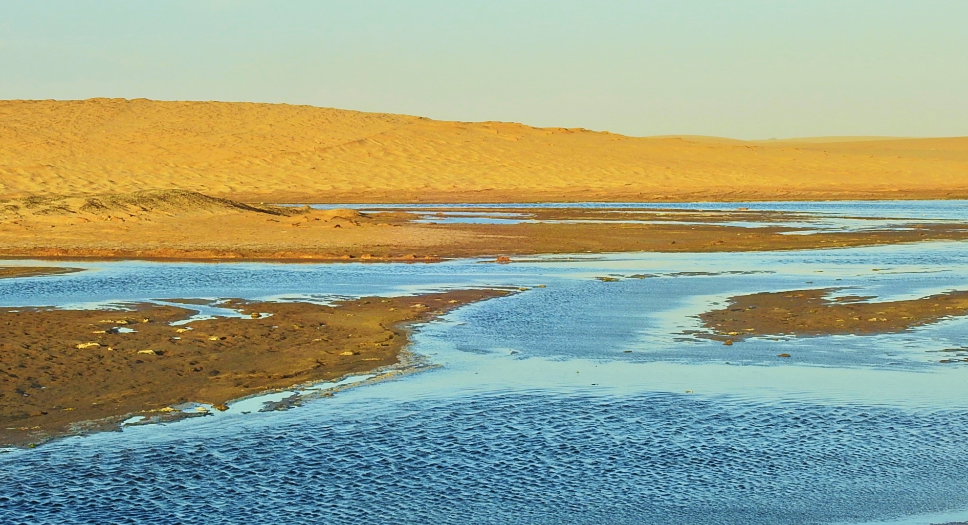 Der Kuisebfluss erreicht die Kueste