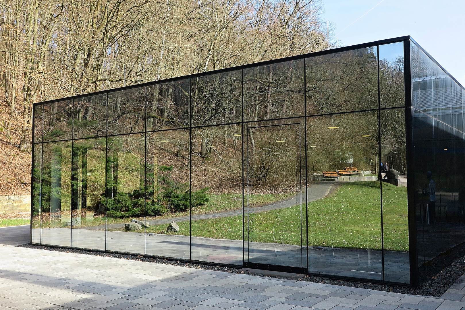 der Kurpark spiegelt sich in der Wandelhalle von Bad Wildungen