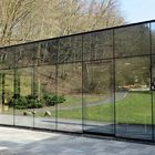 der Kurpark spiegelt sich in der Wandelhalle von Bad Wildungen