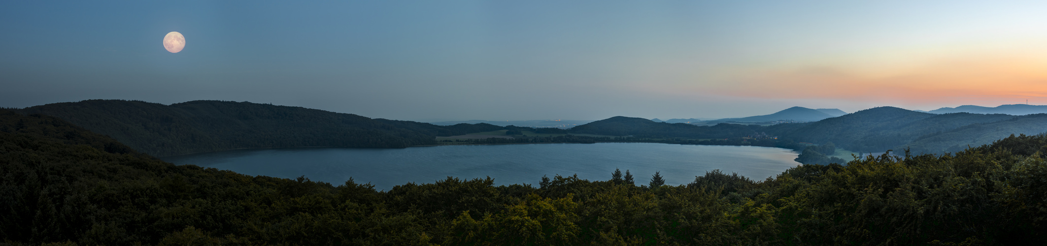 Der Laacher See bei Vollmond