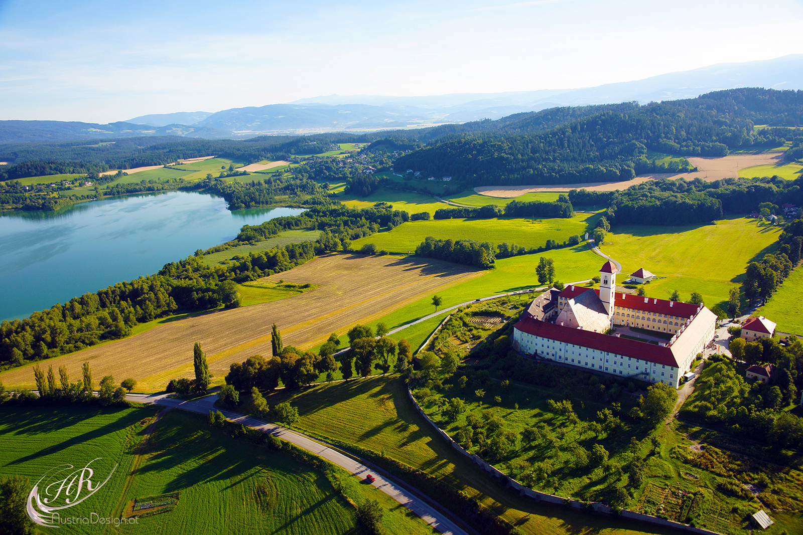 Der Längsee mit Stift St.Georgen