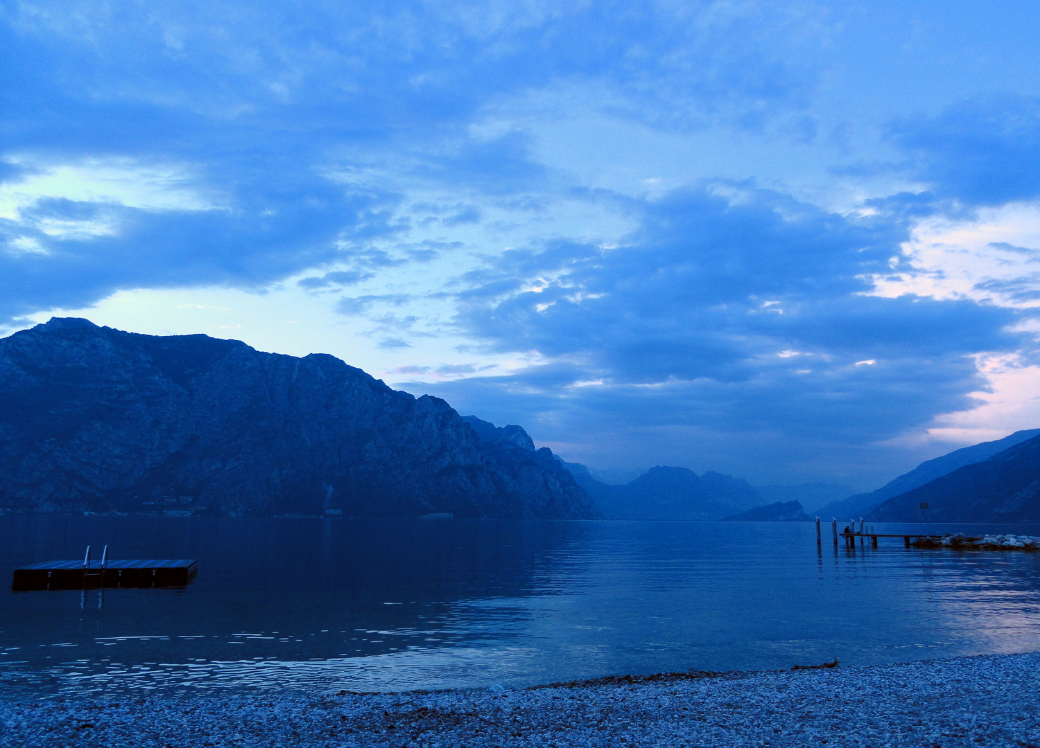 der lago di garda in blau