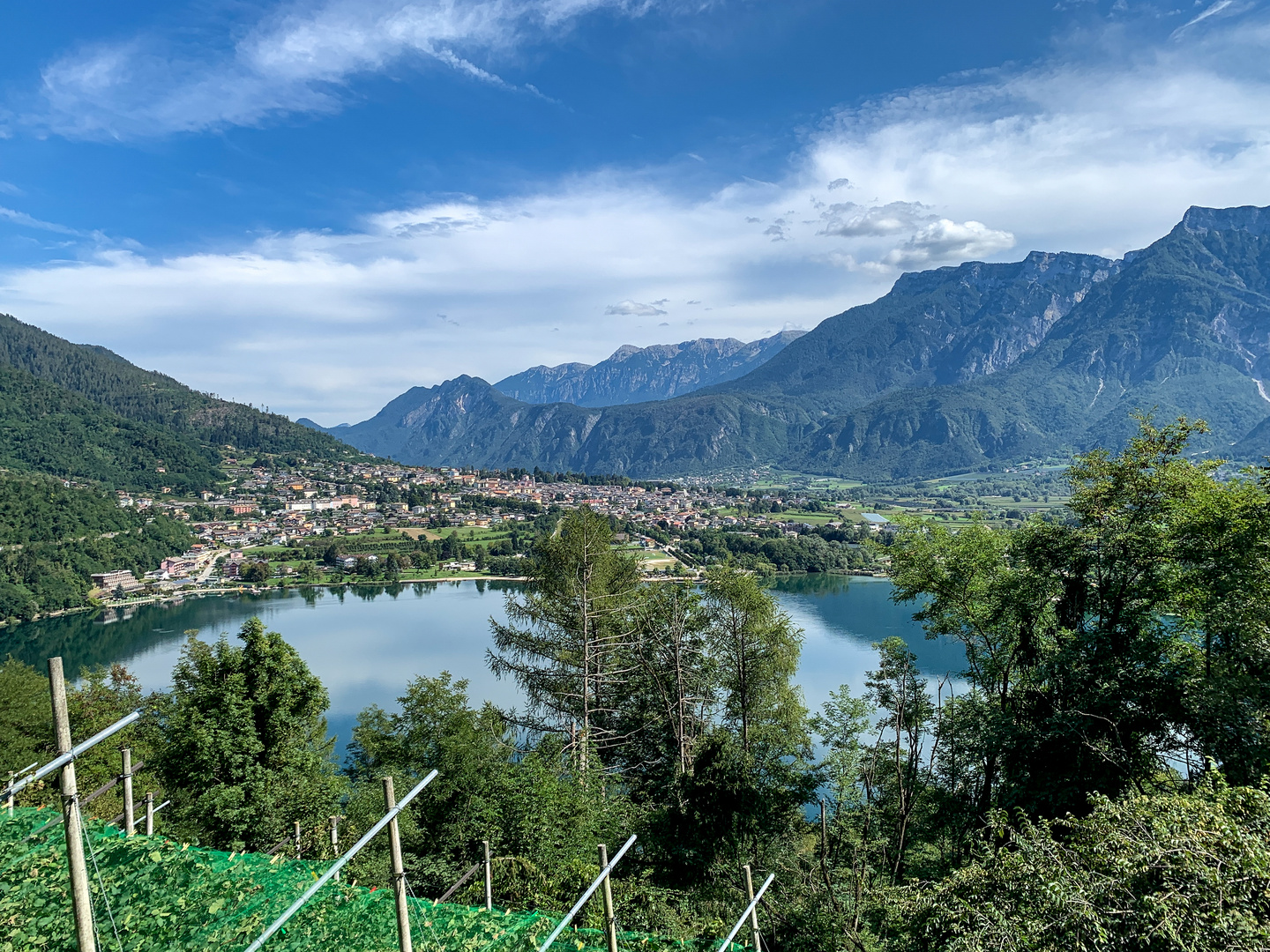 Der Lago di Levico mit dem Ort Löweneck - Levico Terme -, Trentino, Italien