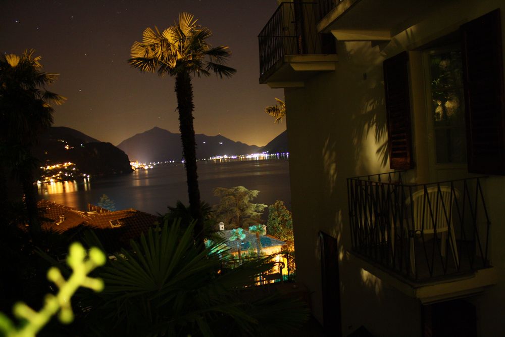 Der Lago di Lugano in einer sternenklaren Sommernacht by Julian-Daniel Albrecht