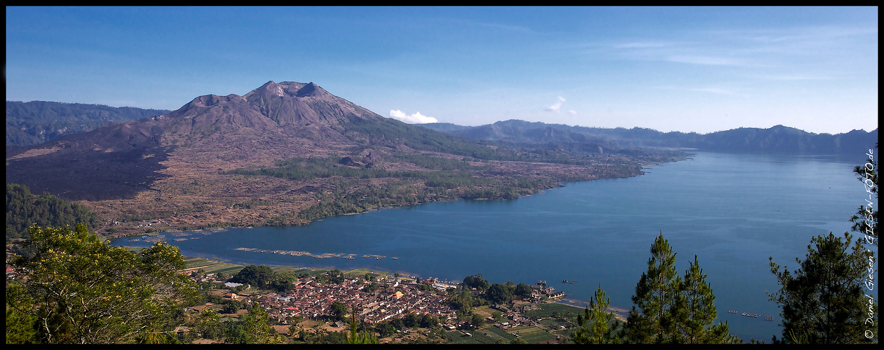 Der Lake Batur mit dem noch aktiven Vulkan, Bali/Indonesien