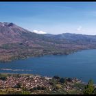 Der Lake Batur mit dem noch aktiven Vulkan, Bali/Indonesien