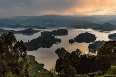 der lake bunyonyi im abendlicht