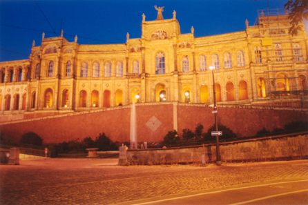 Der Landtag bei Dämmerung