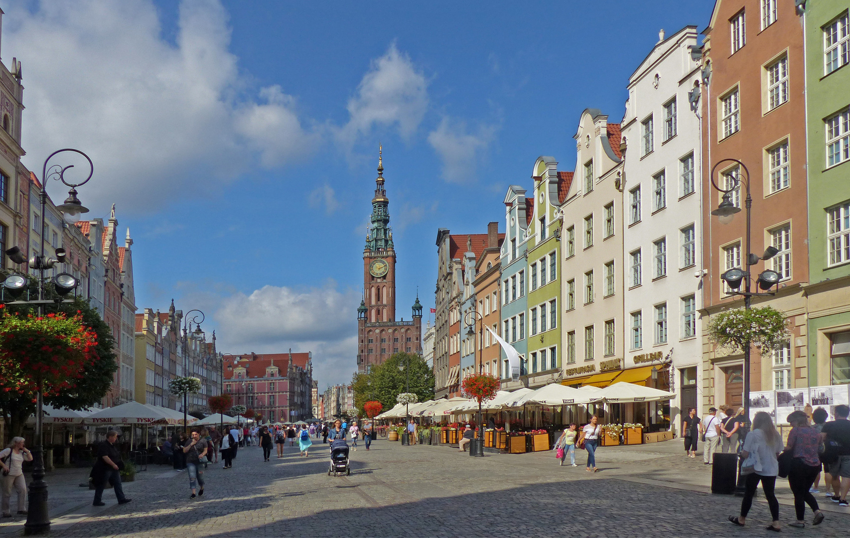 Der Lange Markt mit dem Rathaus in Danzig