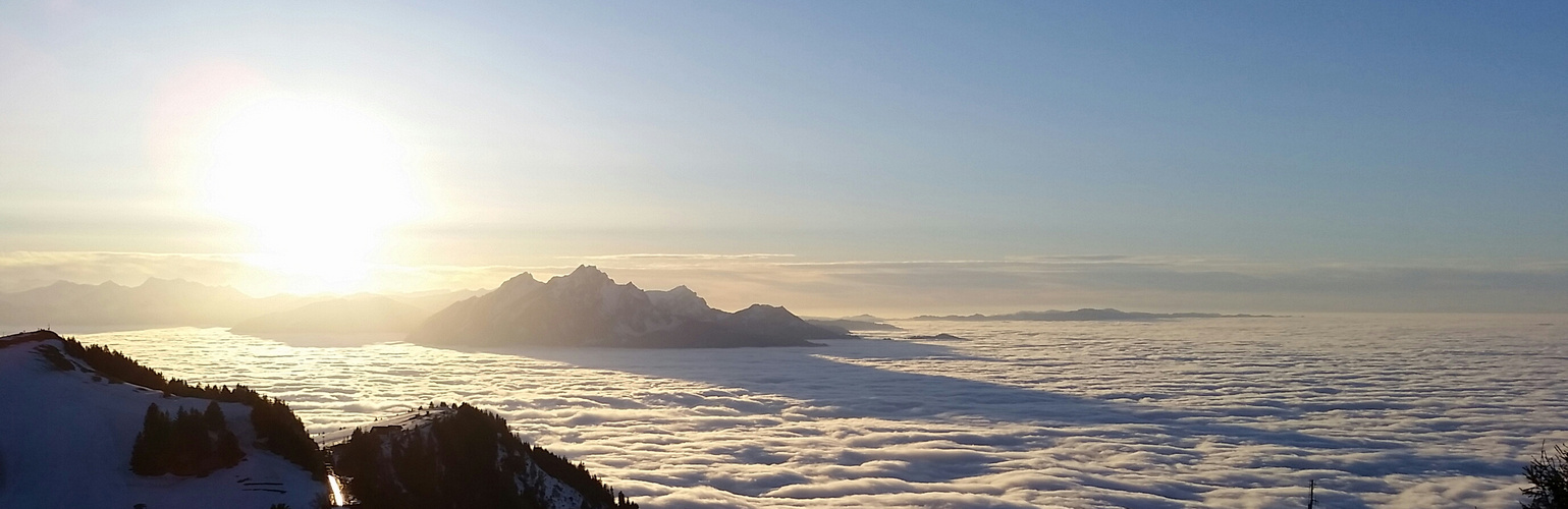 Der lange Schatten des Pilatus in der Abendsonne