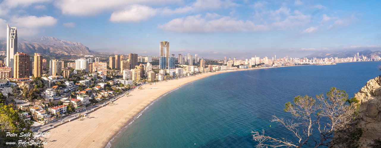 Der lange Strand von Benidorm