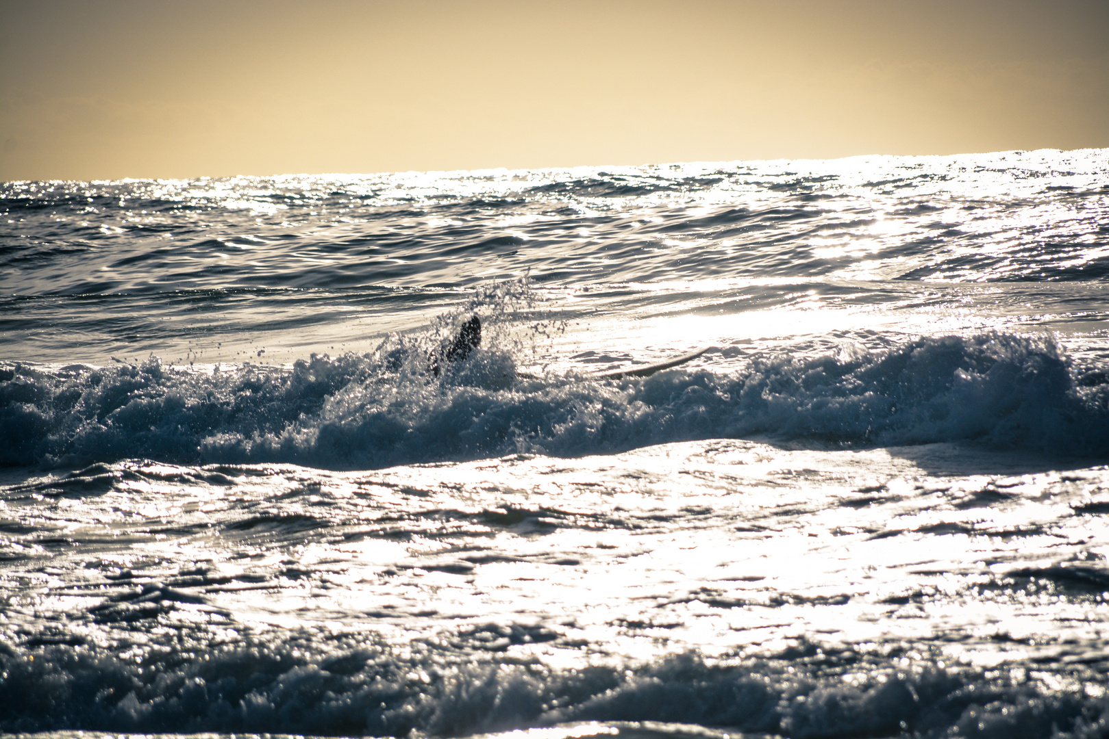 Der letzte Surfer im Meer...