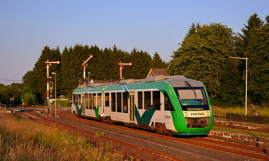 Der letzte Zug des Tages ist abgefahren im Abendlicht