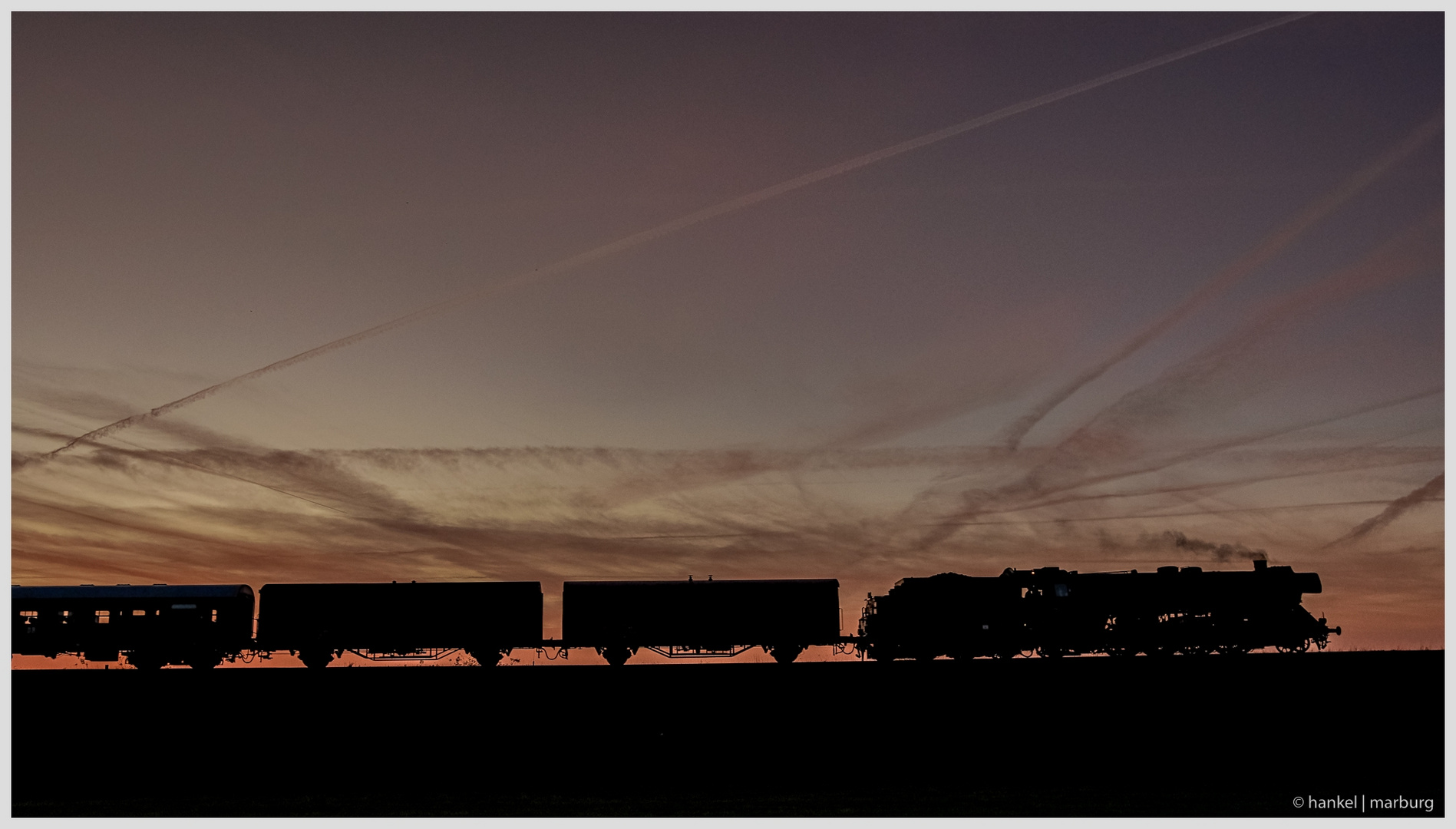 Der letzte Zug im Abendlicht