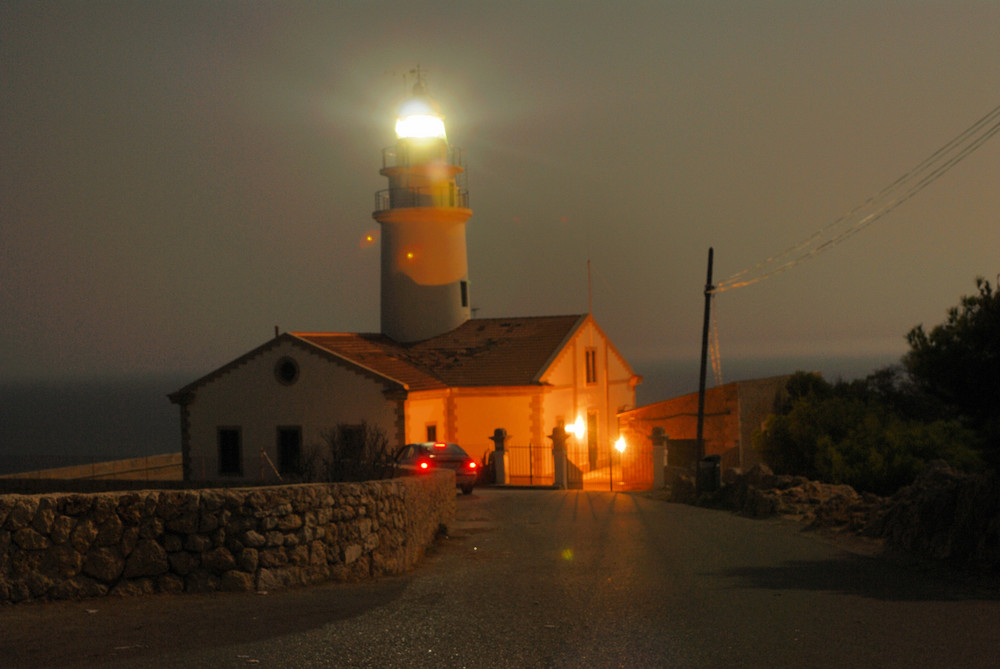 Der Leuchtturm bei Cala Ratjada bei Nacht