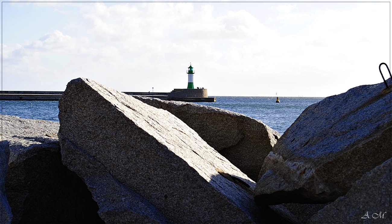 ....der Leuchtturm im Hafen von Sassnitz ( Rügen )