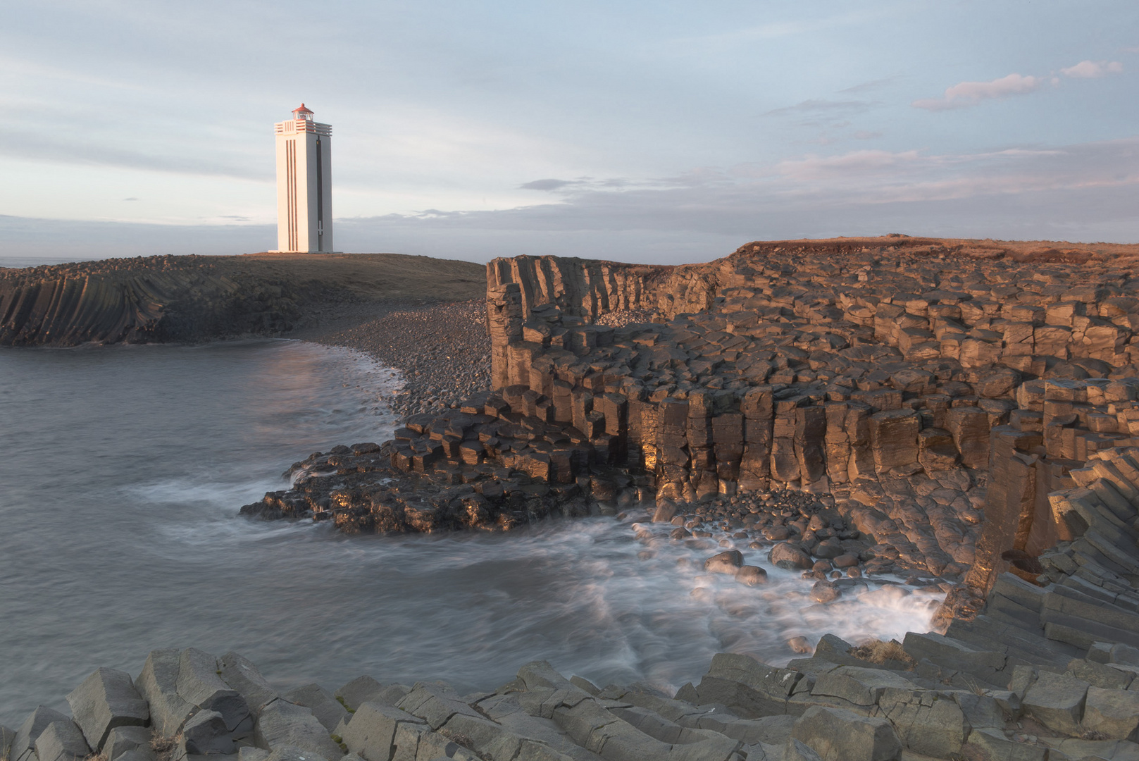 Der Leuchtturm im isländischen Abendlicht