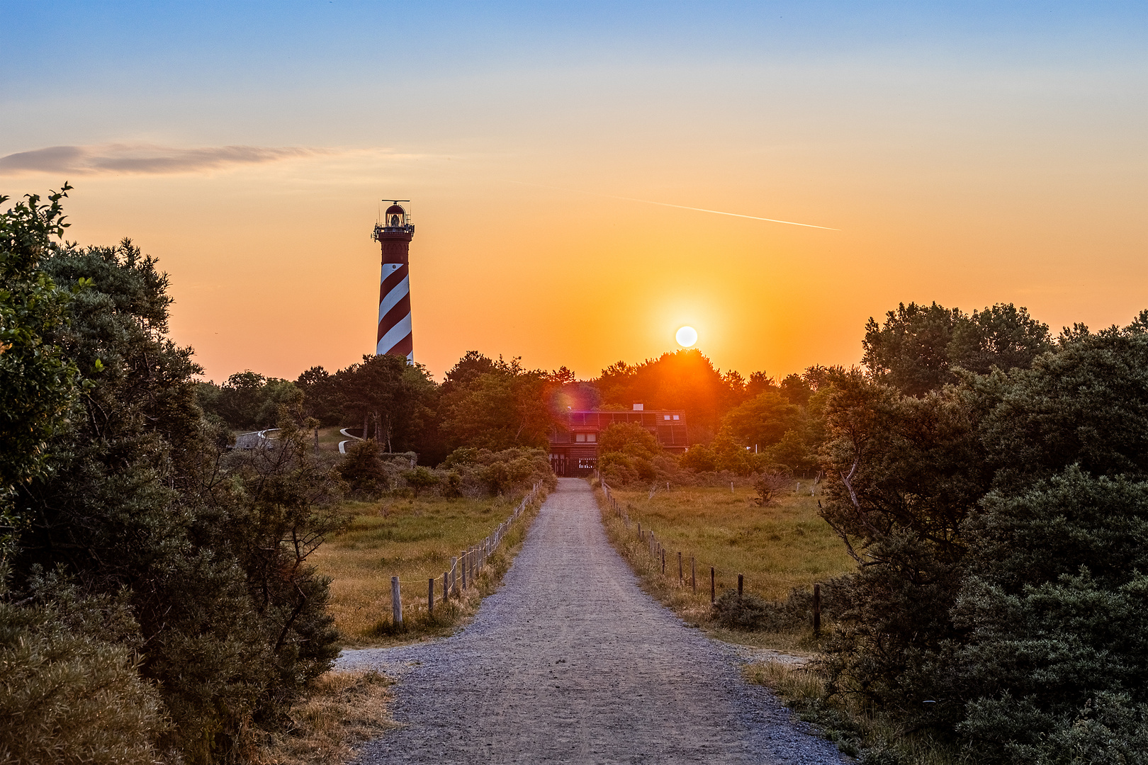 Der Leuchtturm in Nieuw-Haamstede beim Sonnenaufgang 