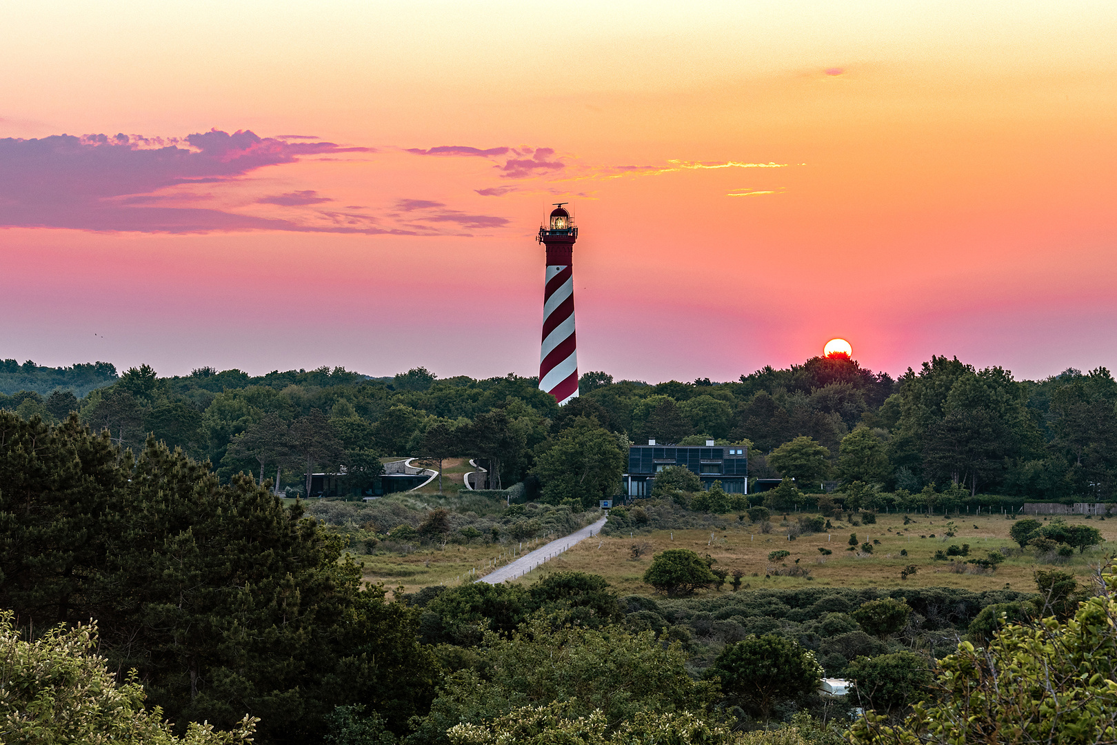 Der Leuchtturm in Nieuw-Haamstede beim Sonnenaufgang 