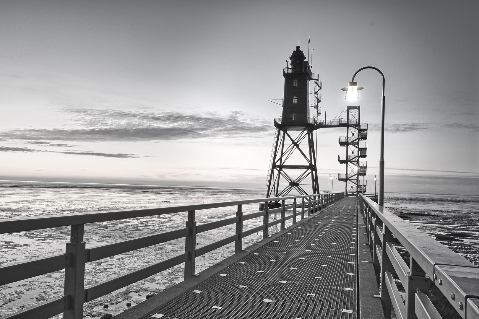 der Leuchtturm Ober Eversand  in Schwarz-Weis