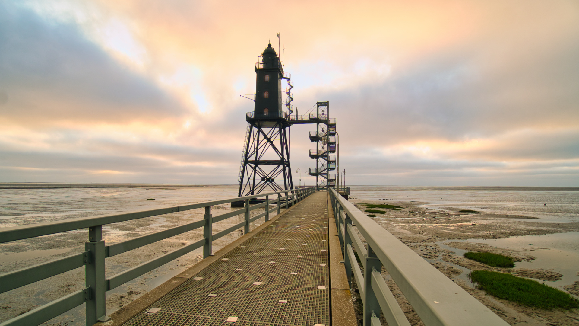 der Leuchtturm Obereversand im Hafen von Dorum