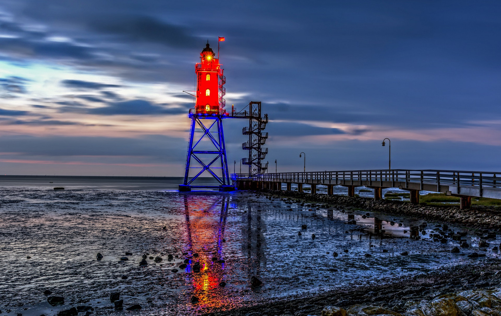 der Leuchtturm Obereversand in Dorum am Abend