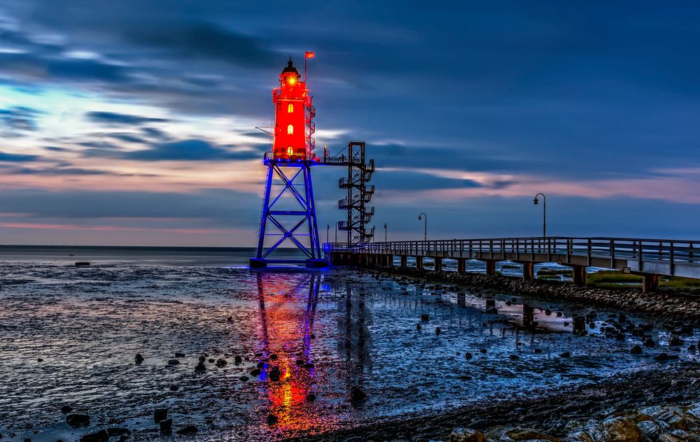 der Leuchtturm Obereversand in Dorum am Abend Foto & Bild | deutschland ...