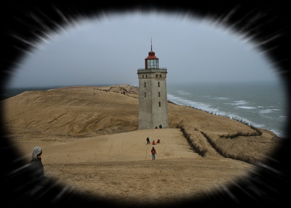 DER LEUCHTTURM RUPJERG KNUDEV VERSINKT IM SAND