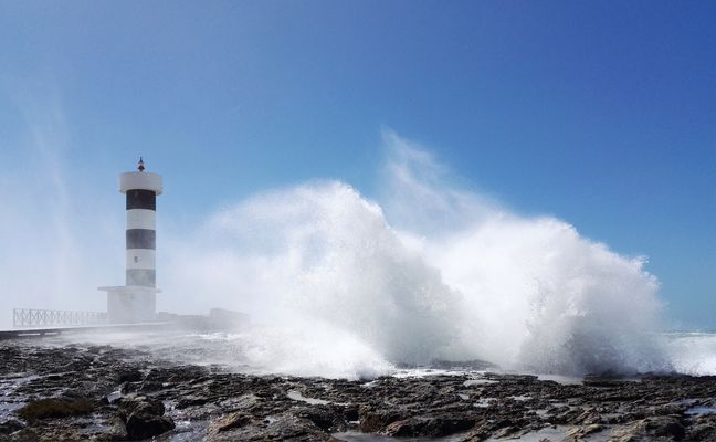 Der Leuchtturm trotzt den Elementen