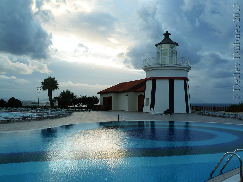 ...der Leuchtturm und der Pool...