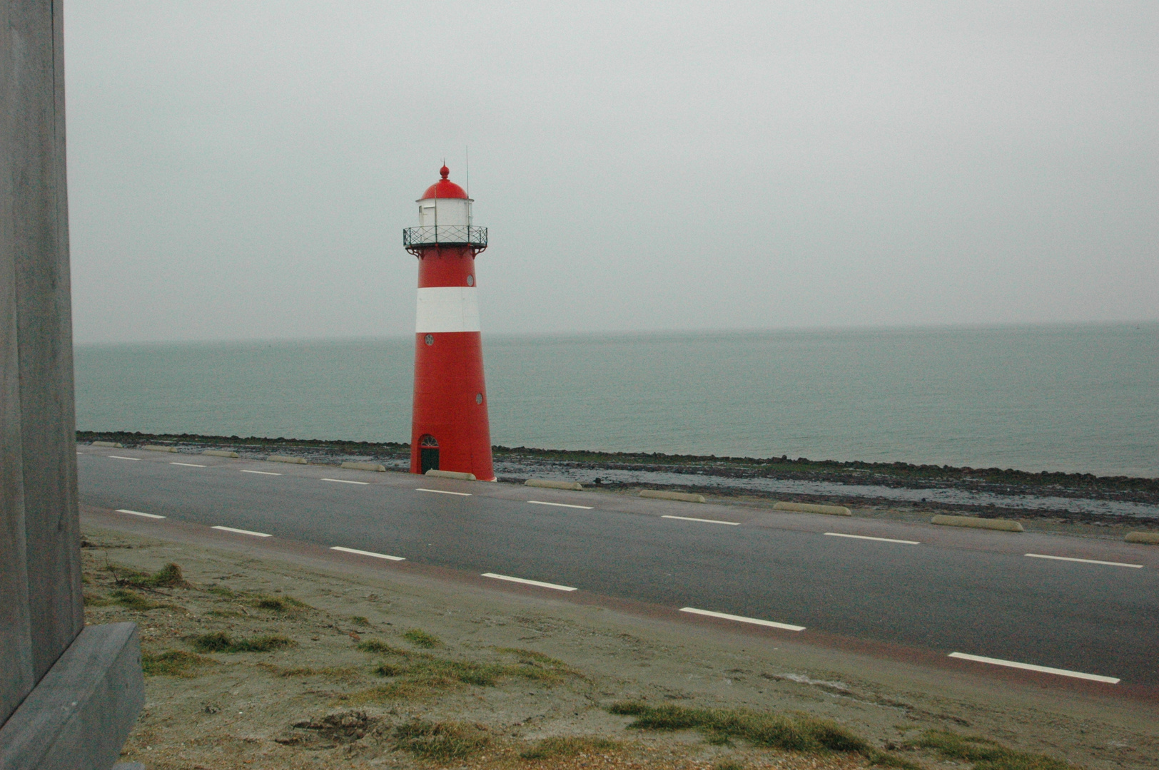 Der Leuchtturm von der Bank aus gesehen