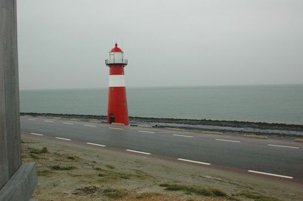 Der Leuchtturm von der Bank aus gesehen